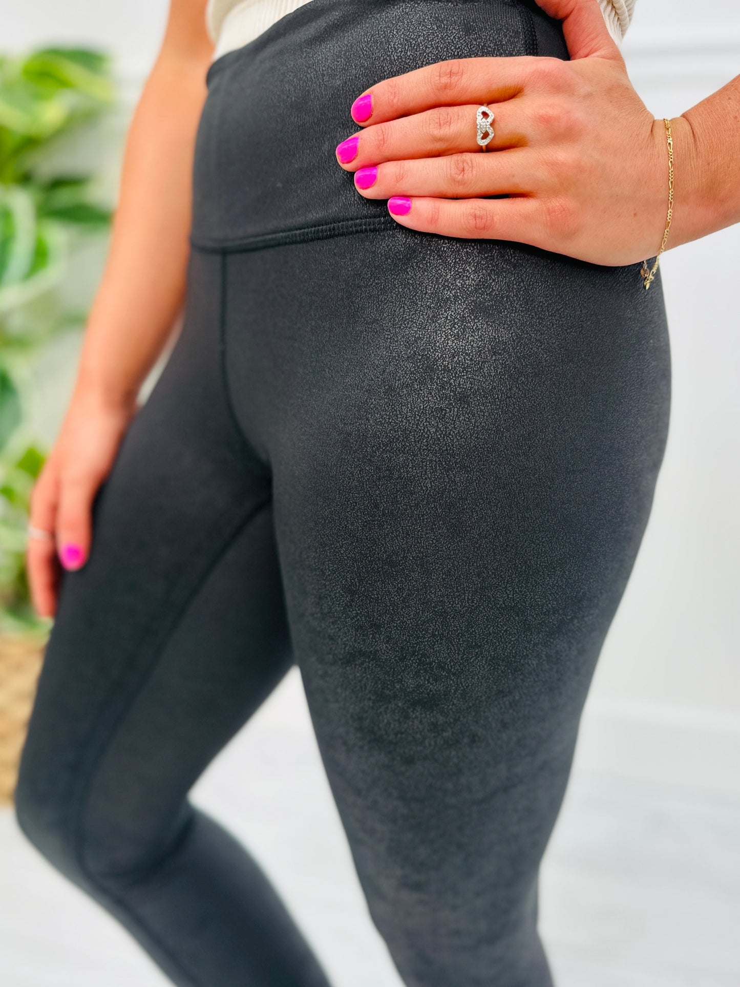 REG/CURVY Striking A Pose Leggings
